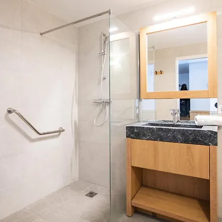 瓦尔查维尔里贝康公寓酒店 3*